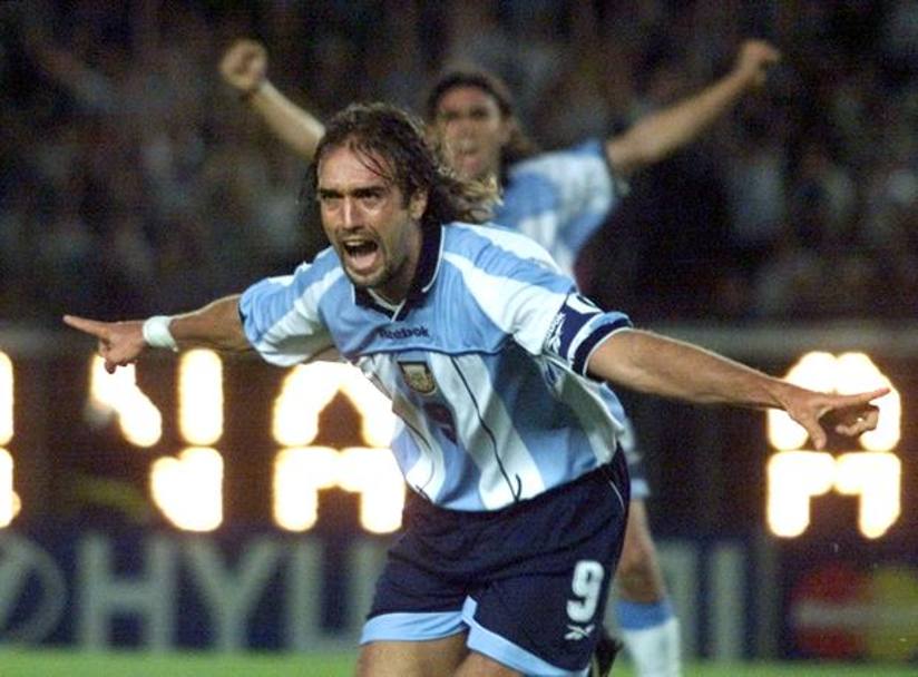 Gabriel Omar Batistuta, classe 1969, con 56 gol  il miglior realizzatore nella storia della Nazionale argentina. Con la Seleccion vince la Copa Amrica del 1991 e del 1993 e la Confederations Cup del 1992. Vanta il record nazionale di gol segnati nelle fasi finali dei Mondiali (10 gol)